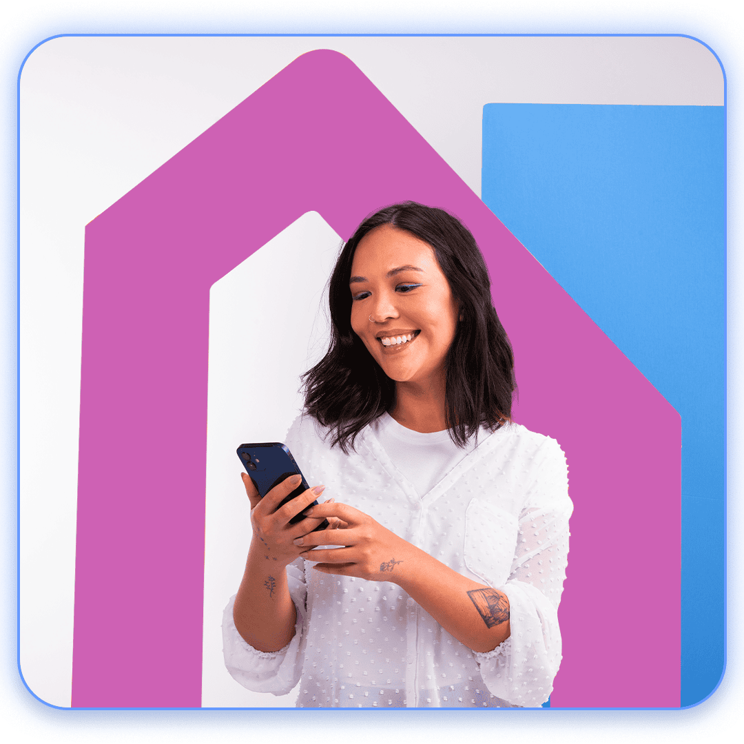 Mulher feliz mexendo no celular