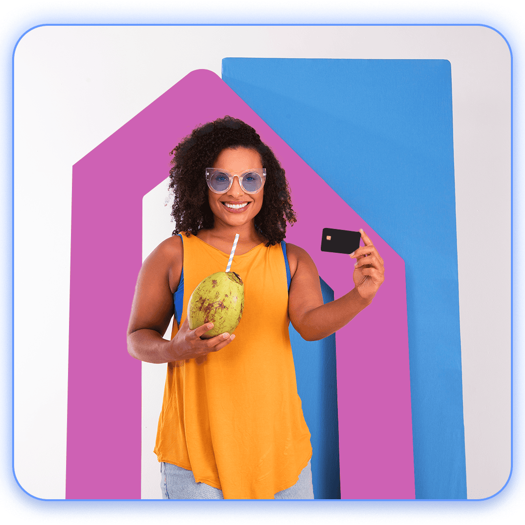 Mulher feliz com óculos de sol, coco verde e o cartao de benefícios corporativos da Metadados