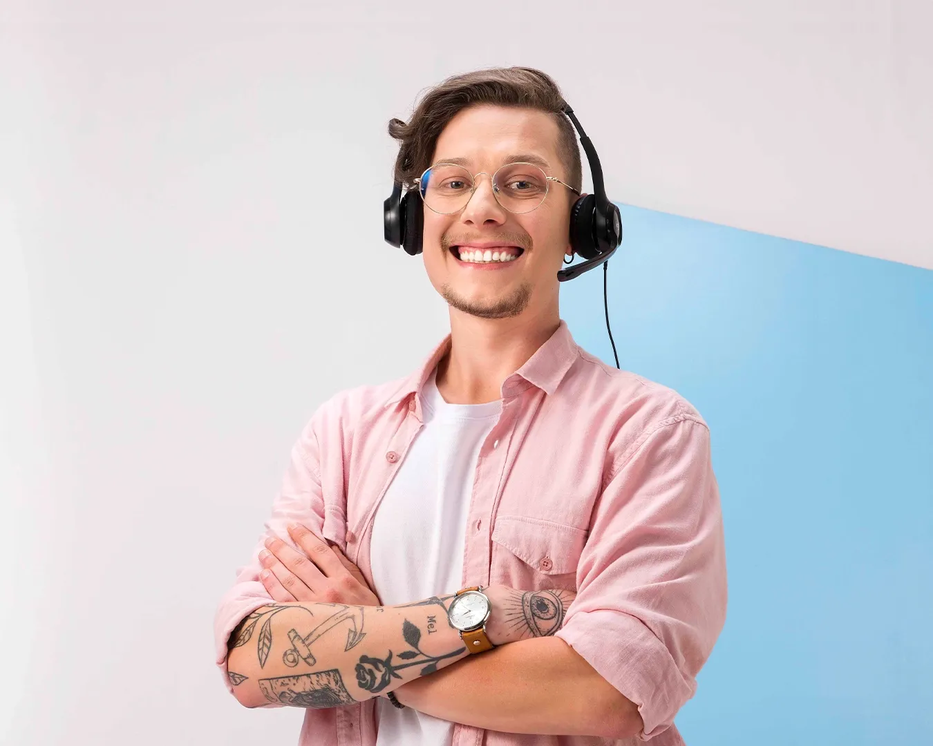 Imagem de pessoa feliz no trabalho com os braços cruzados