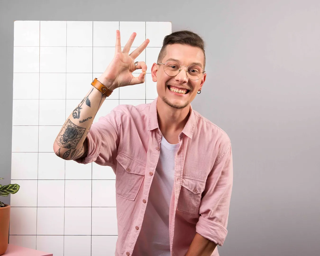 Benefícios: imagem de homem fazendo símbolo de OK no trabalho