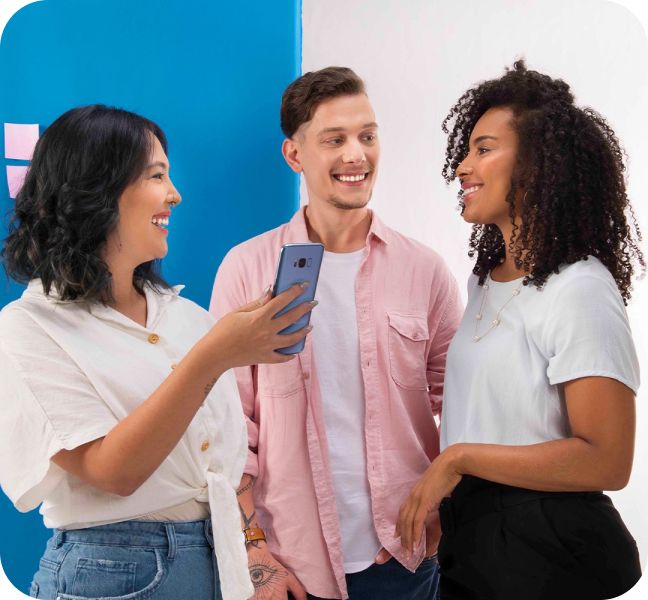 Imagem de três pessoas conversando no trabalho