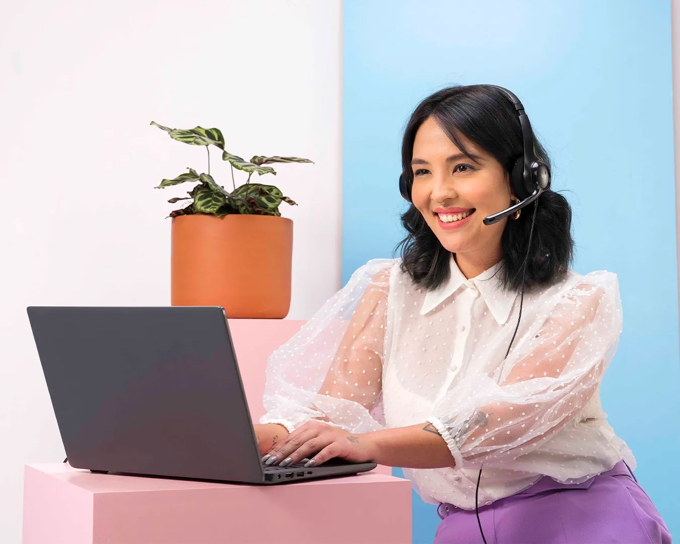 R&S: imagem de mulher sorrindo no trabalho