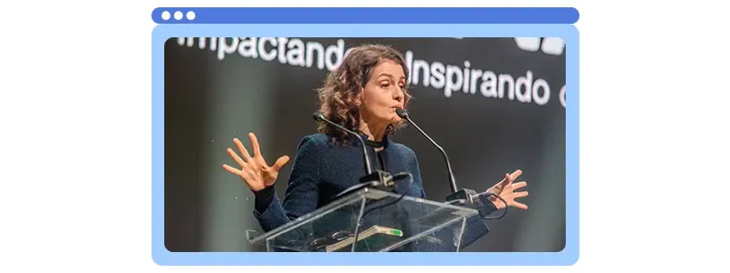 Foto de Denise Fraga palestrando no CONARH 2024