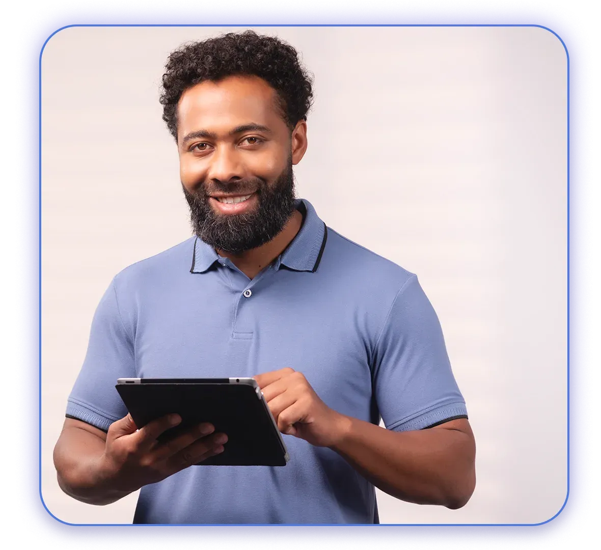 Colaborador registrando o ponto pelo tablet