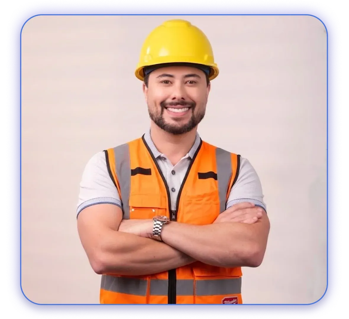 Trabalhador usando capacete e colete de segurança