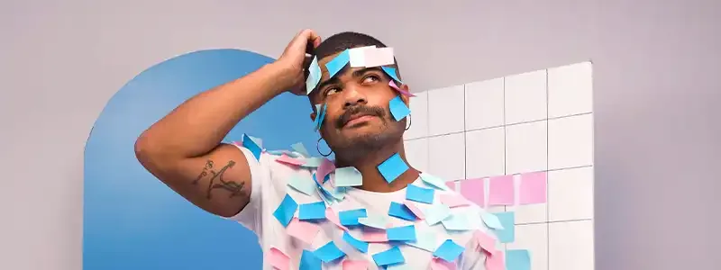 Estresse no trabalho e burnout: imagem de funcionários com adesivo de anotações pelo corpo