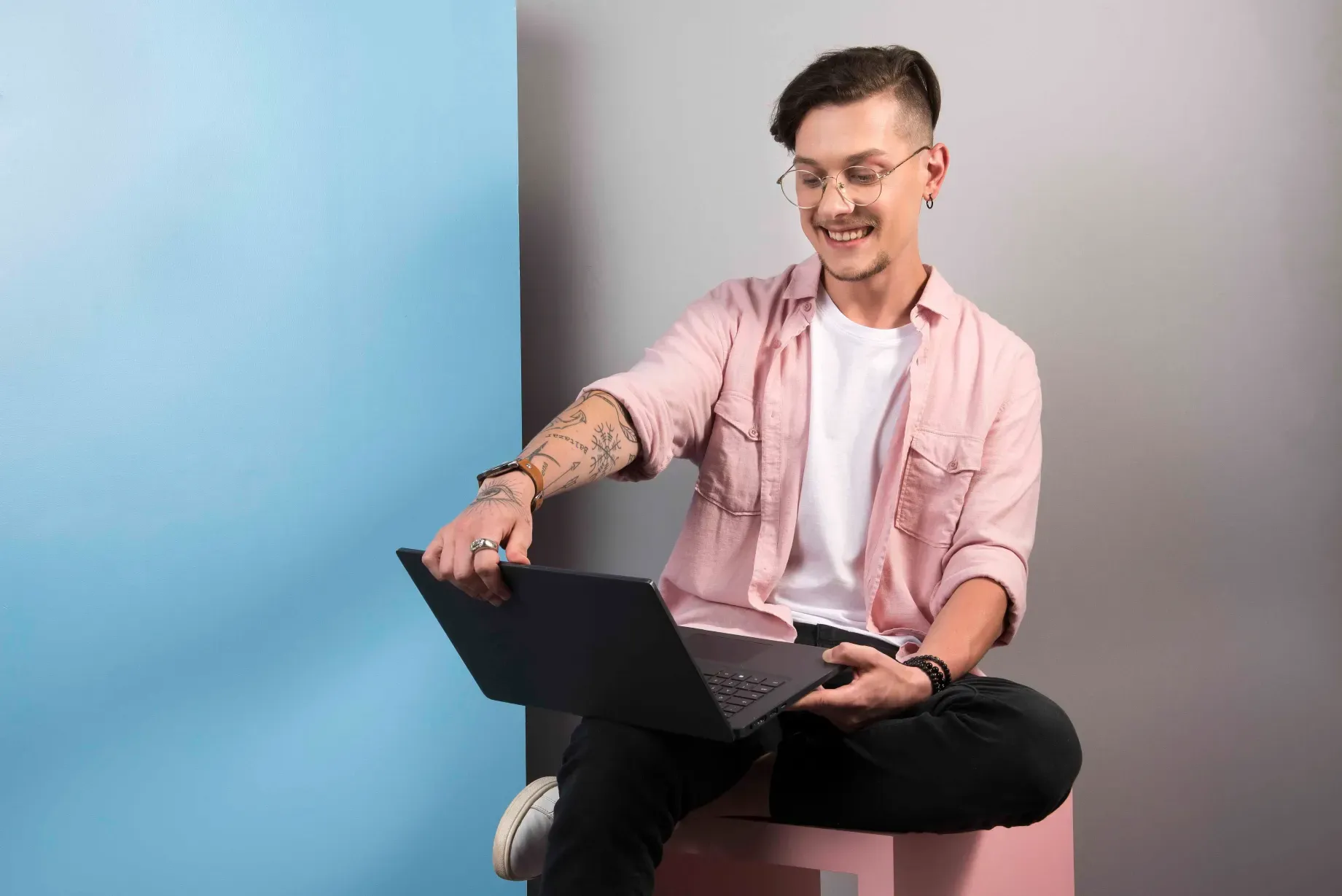 Feedback negativo: pessoa olhando feliz para o computador