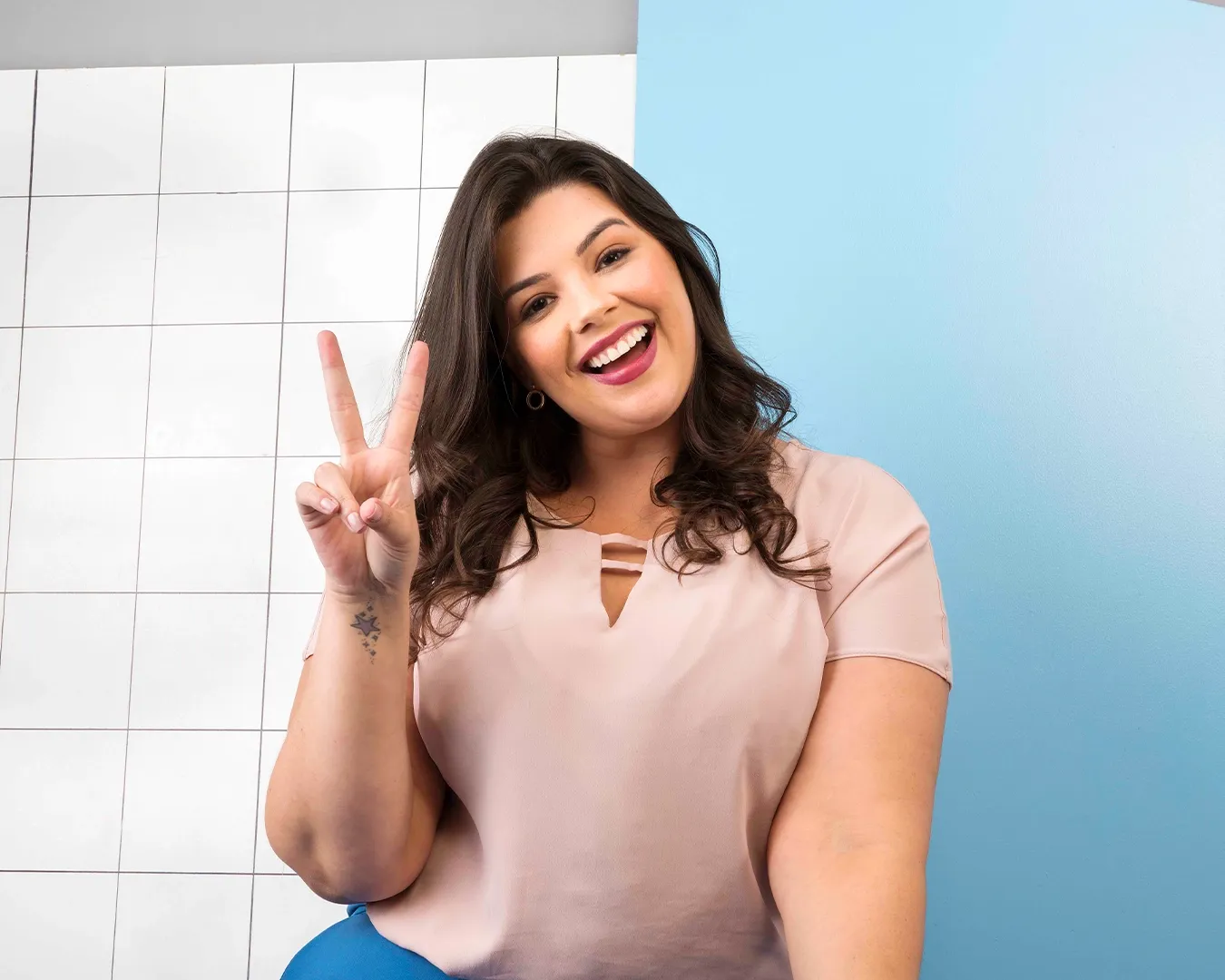 Mulher sorridente no ambiente de trabalho