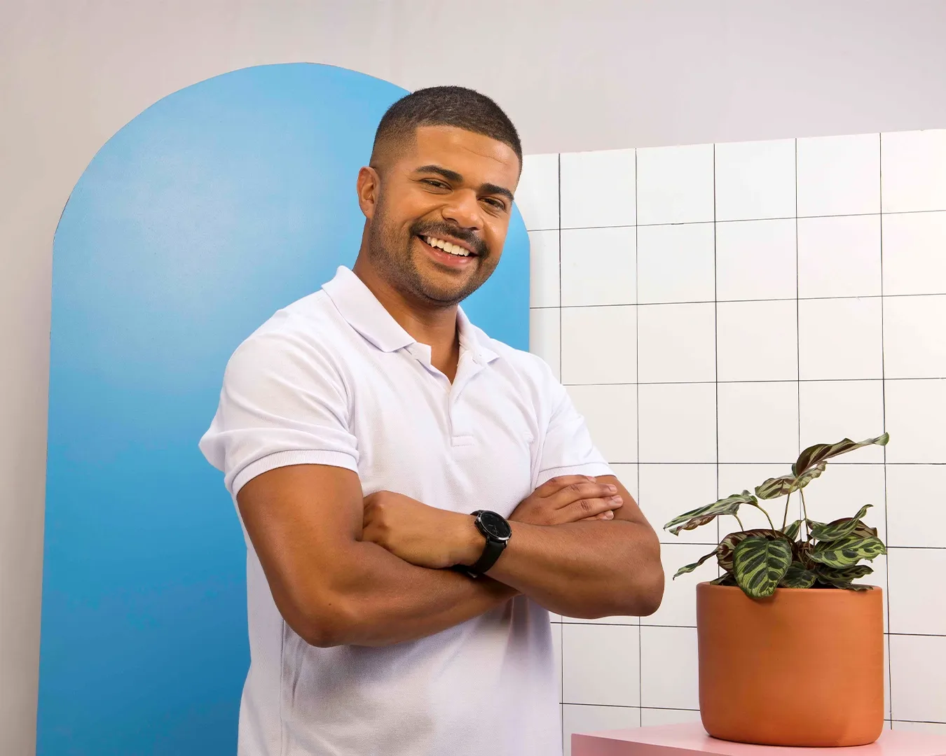 Homem sorridente no ambiente de trabalho