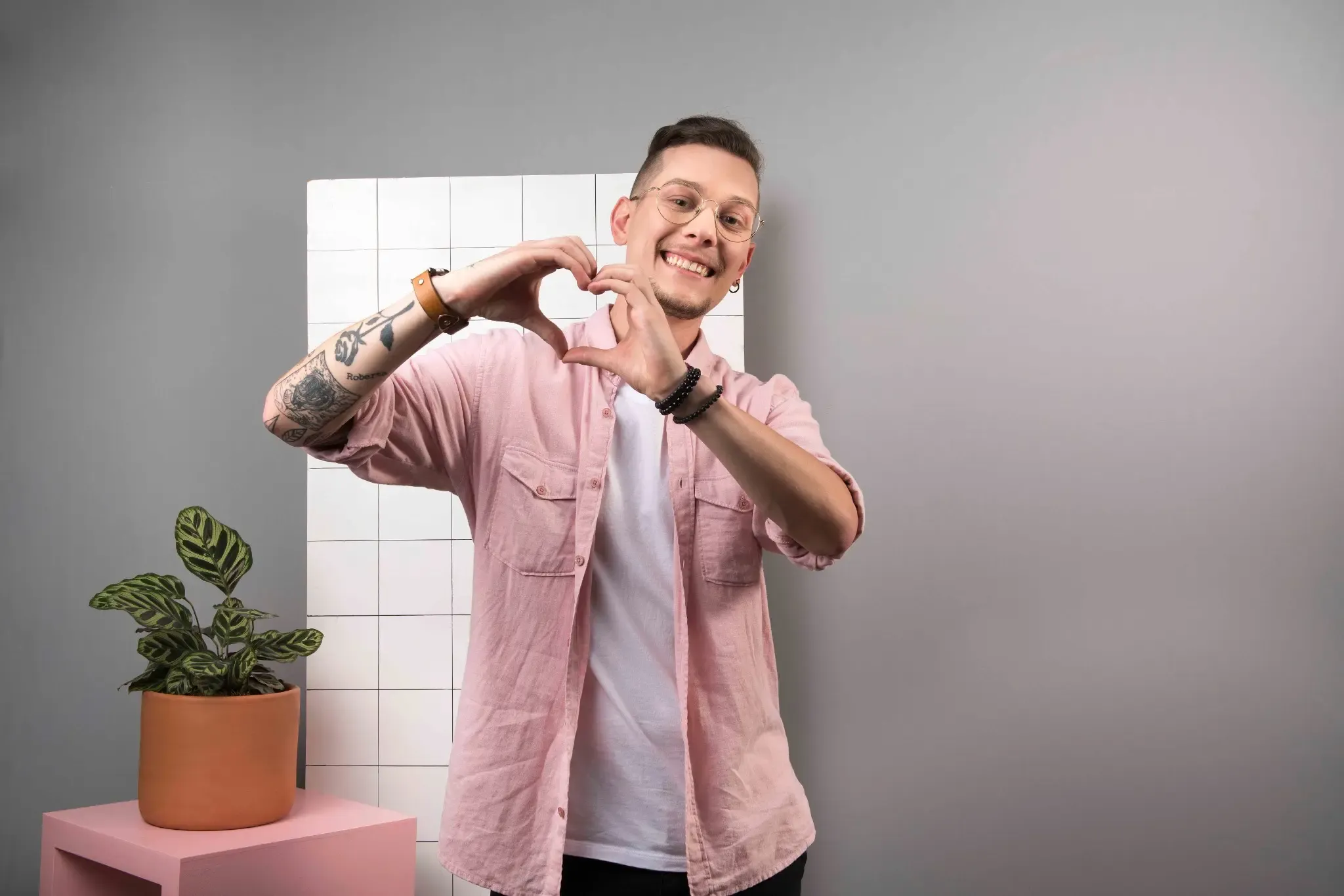 Namoro no trabalho: a empresa deve permitir ou proibir?